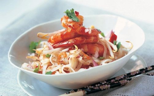 Stir-fried prawns with noodles