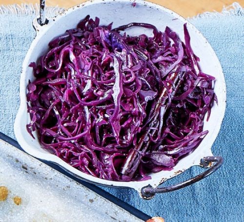 Stir-fried red cabbage with mulled wine dressing