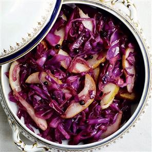 Stir-fried red cabbage with juniper and pears