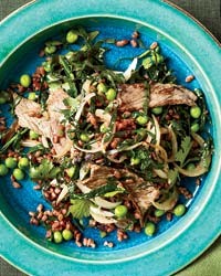 Stir-fried red rice with sliced sirloin steak and peas