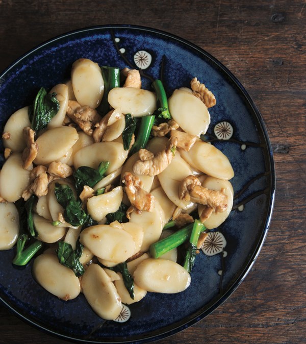 Stir-fried rice cake with chicken and Chinese broccoli