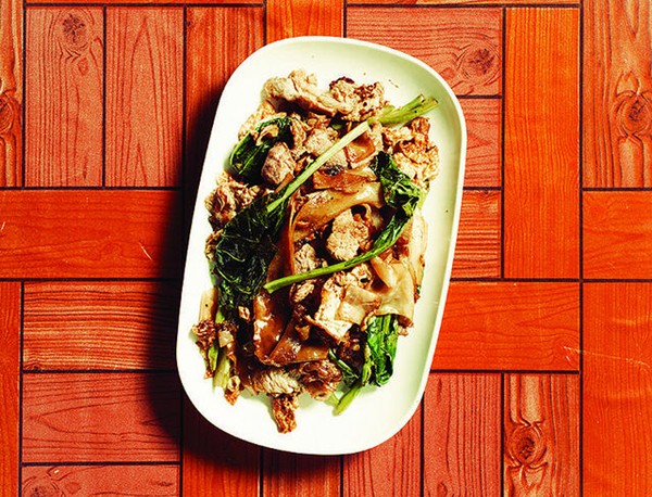 Stir-fried rice noodles with pork, Chinese broccoli, and soy sauce (Phat si ew)