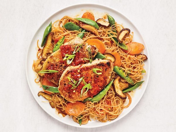 Stir-fried rice noodles with pork chops