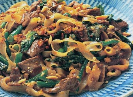 Stir-fried rice noodles with beef and broccoli