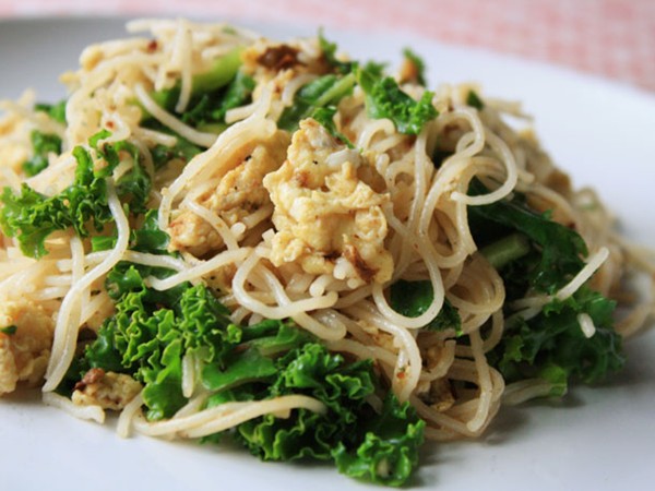 Stir-fried rice noodles with eggs and greens