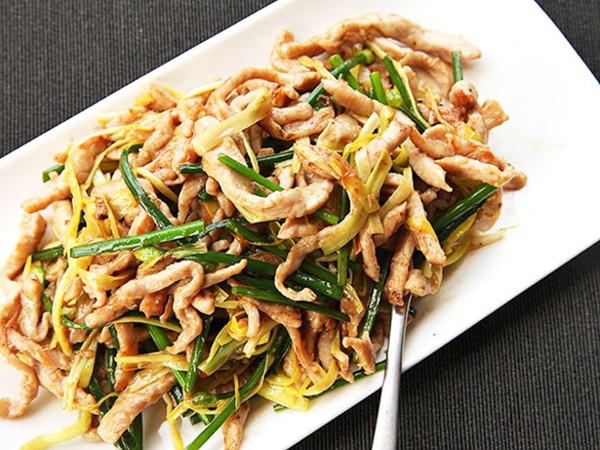 Stir-fried sliced pork with yellow chives