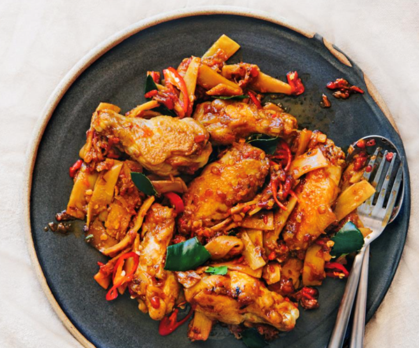 Stir-fried spicy chicken wings and bamboo shoots (Padt pedt gai)