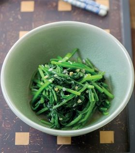 Stir-fried spinach with garlic