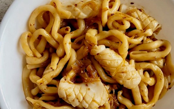Stir-fried squid with cumin & noodles