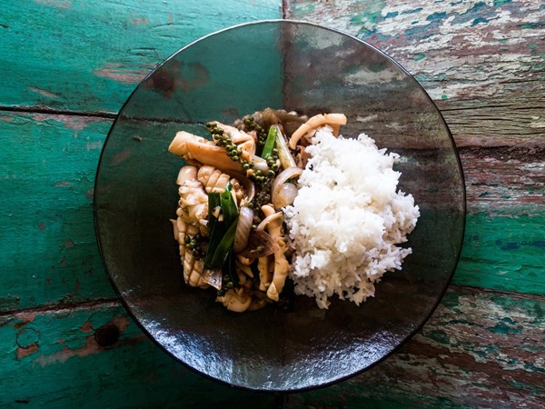 Stir-fried squid with green peppercorns