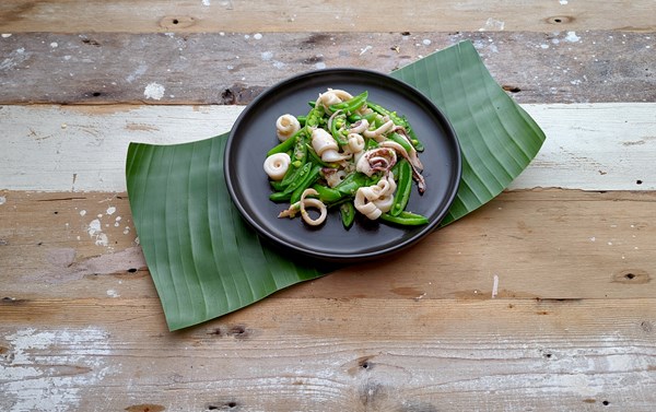 Stir-fried sugar snap peas with squid