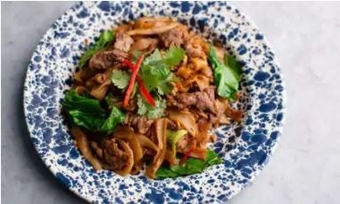 Stir-fried thick flat noodles (Pad see ewe)