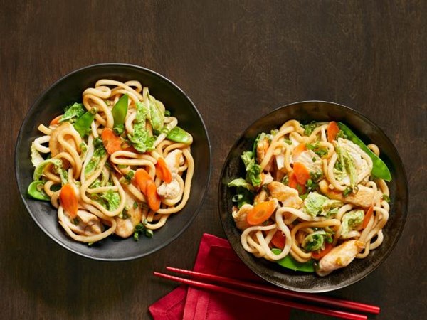 Stir-fried udon with chicken and vegetables