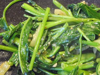 Stir-fried water spinach with bean curd "cheese" and chilies (Furu kongxincai / 腐乳空心菜)