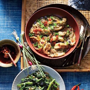Stir-fried water spinach with garlic