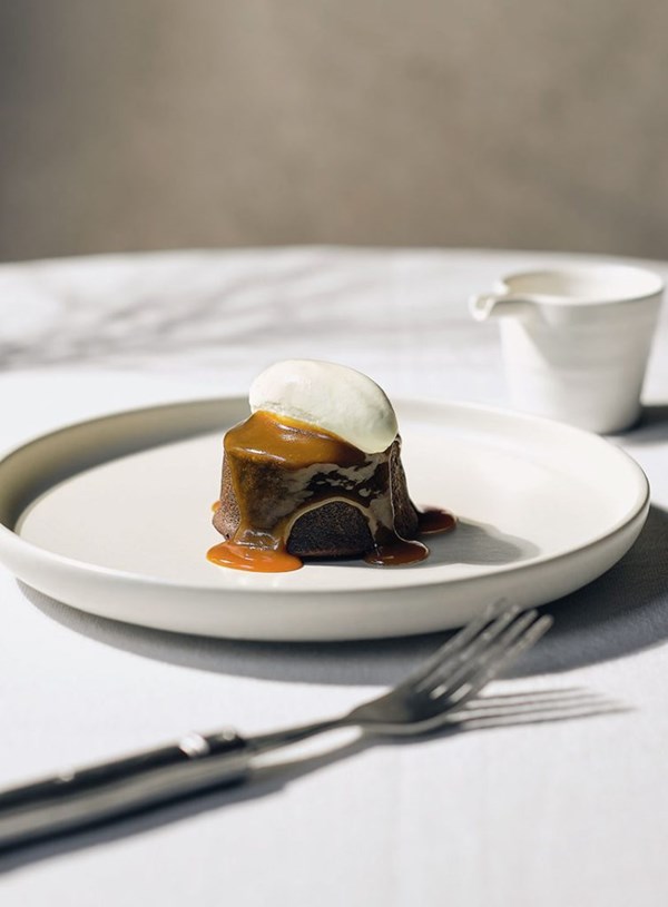 Stout cake with caramel sauce