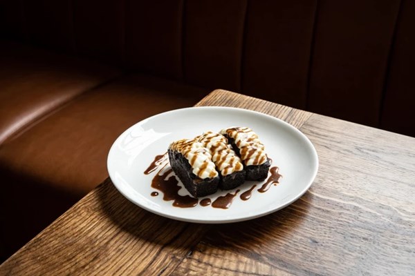 Stout cake with cream cheese and chocolate caramel 