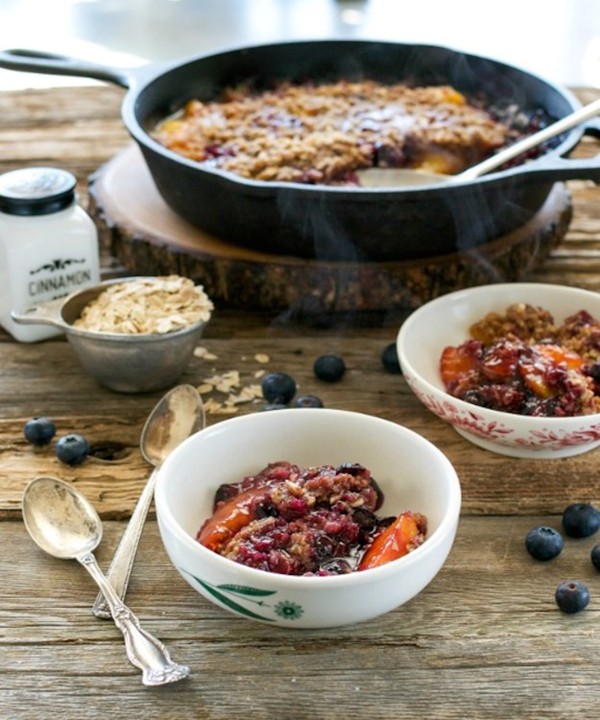 Stovetop peach-blueberry crumble