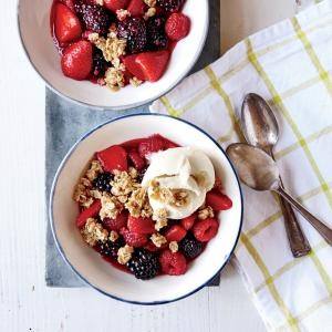 Stovetop summer fruit crisp