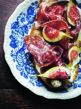 Stracchino, fennel salami & fig bruschette