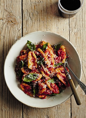 Strascinati with tomato and basil (Strascinati con pomodoro e basilico)