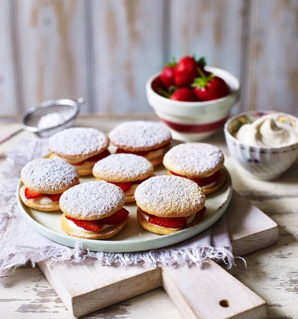 Strawberries & cream sponge kisses