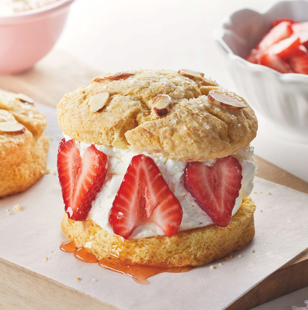 Strawberries & shortcakes with mascarpone whipped cream