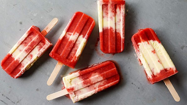 Strawberries-and-cream icy poles (Paletas de fresas y crema)