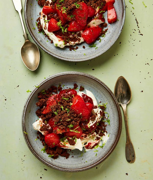 Strawberries and cream with chocolate crumble