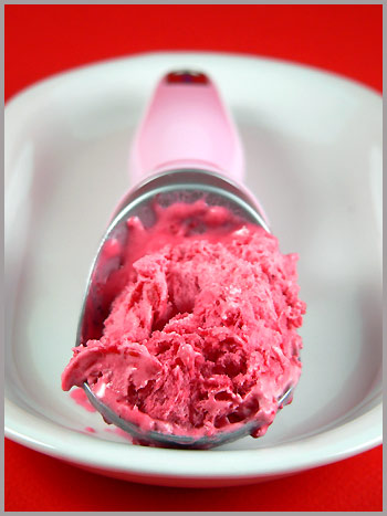 Strawberries and fake raspberry ice cream (Fraises et fausse crème glacée aux framboises )