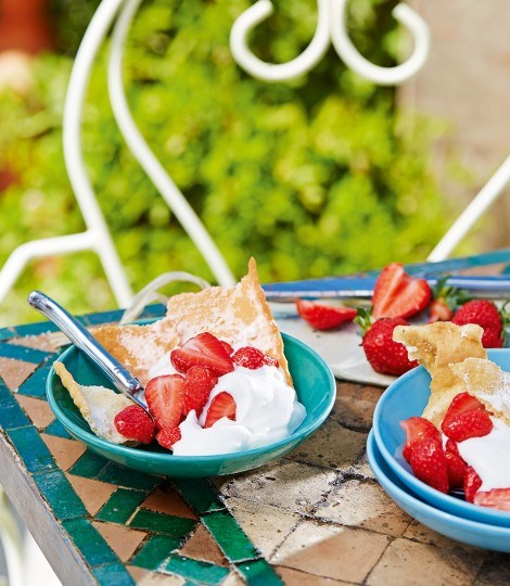 Strawberries and rosé syllabub with oreillettes