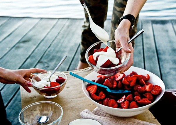 Strawberries with chamomile cream