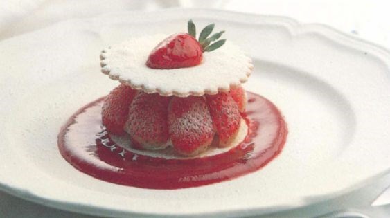 Strawberries with fine sable biscuits with orange and lemon syllabub