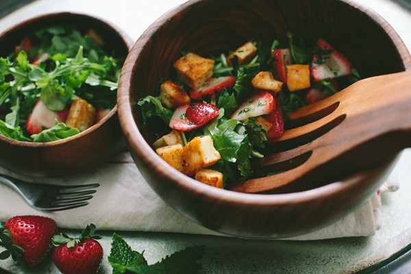 Strawberry & fried halloumi salad