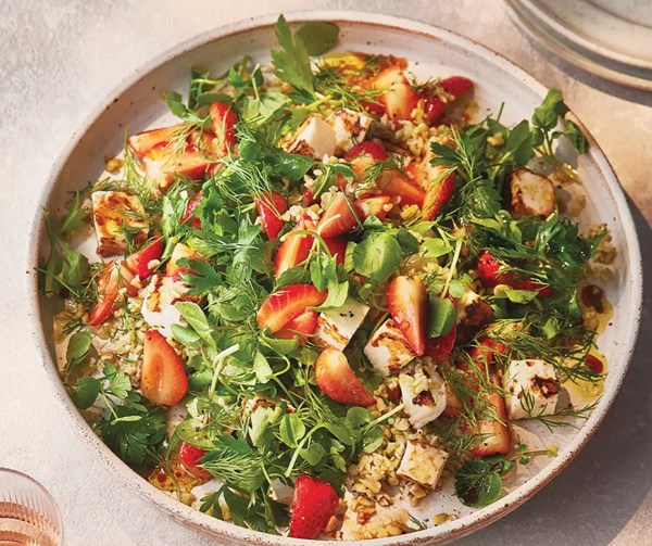 Strawberry & halloumi salad