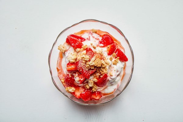 Strawberry and amaretti fool
