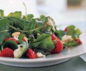 Strawberry and arugula salad with hazelnut dressing