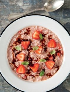 Strawberry and balsamic vinegar risotto (Risotto alle fragole con aceto balsamico e basilico)
