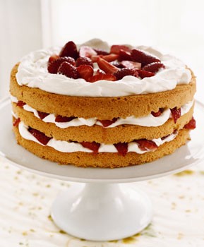Strawberry and cream cake with cardamom syrup
