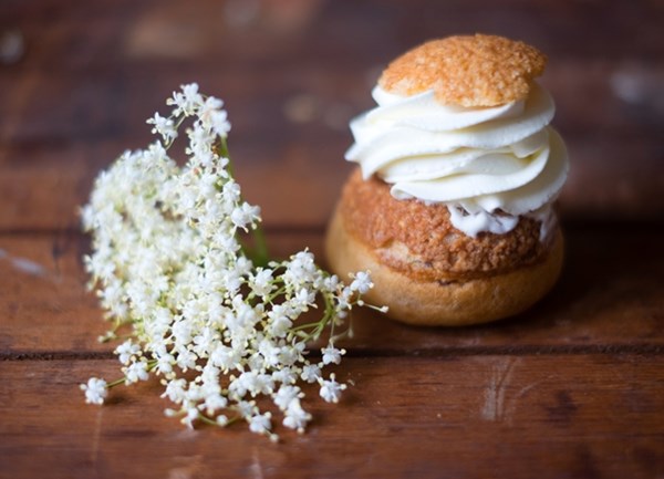 Strawberry and elderflower choux buns 