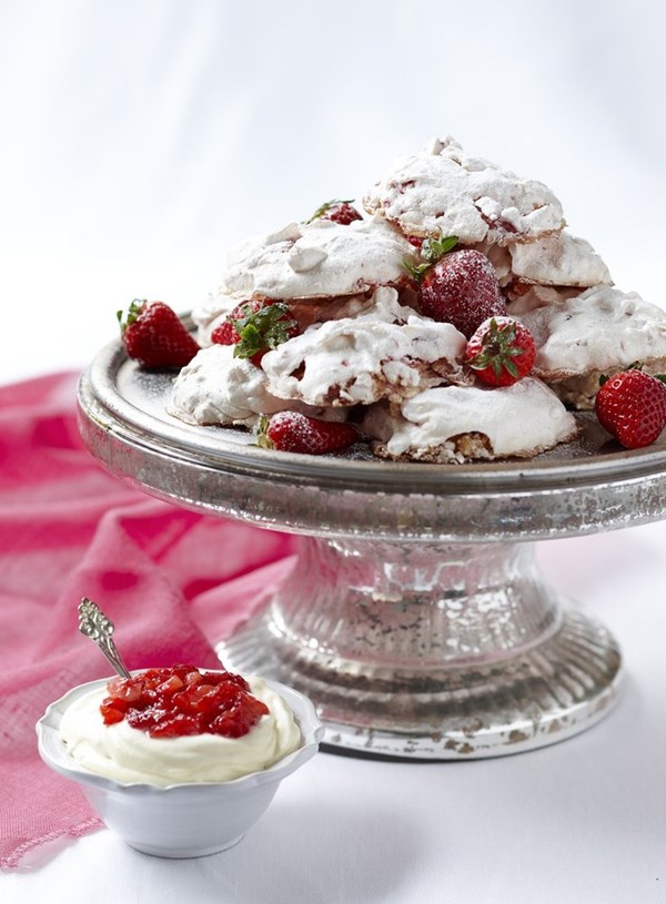 Strawberry and hazelnut meringues with crushed strawberry cream