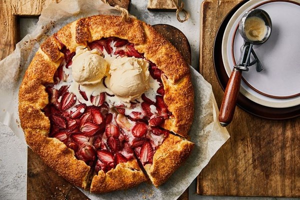 Strawberry and macadamia crostata