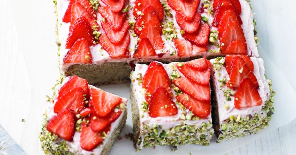 Strawberry and pistachio cake