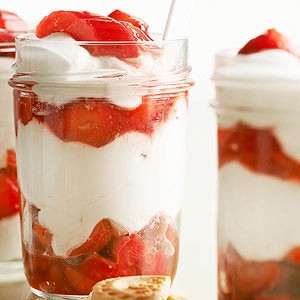 Strawberry and rhubarb with cheesecake cream