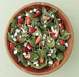 Strawberry and spinach salad with herbs and goat cheese