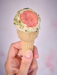 Strawberry and white chocolate ice cream (Gelato alle fragole e cioccolato bianco)