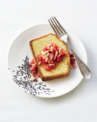 Strawberry and wild fennel compote with pound cake