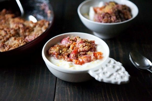 Strawberry apricot breakfast crisp
