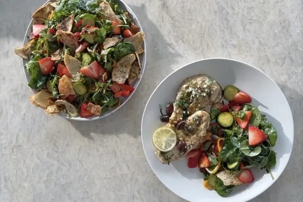 Strawberry, arugula & spinach fattoush with lime chicken 