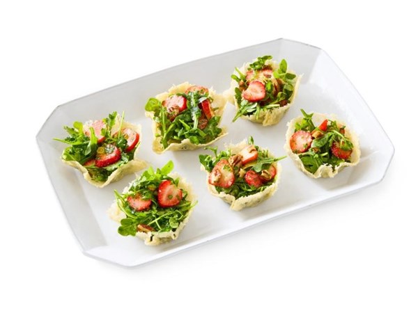 Strawberry-arugula salad in Parmesan cups 